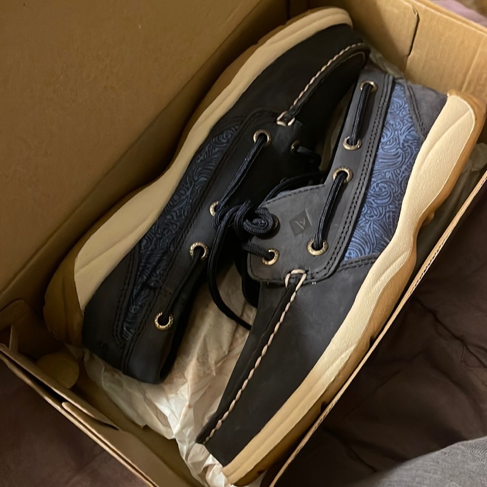 New in box SPERRY Woman’s 5.5 Intrepid Navy/True Blue/Cognac Boat Shoe